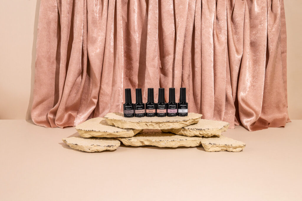 Auftragen von hellem Nagellack
Unsere Nude Kollektion mit hellen Nagellacken!